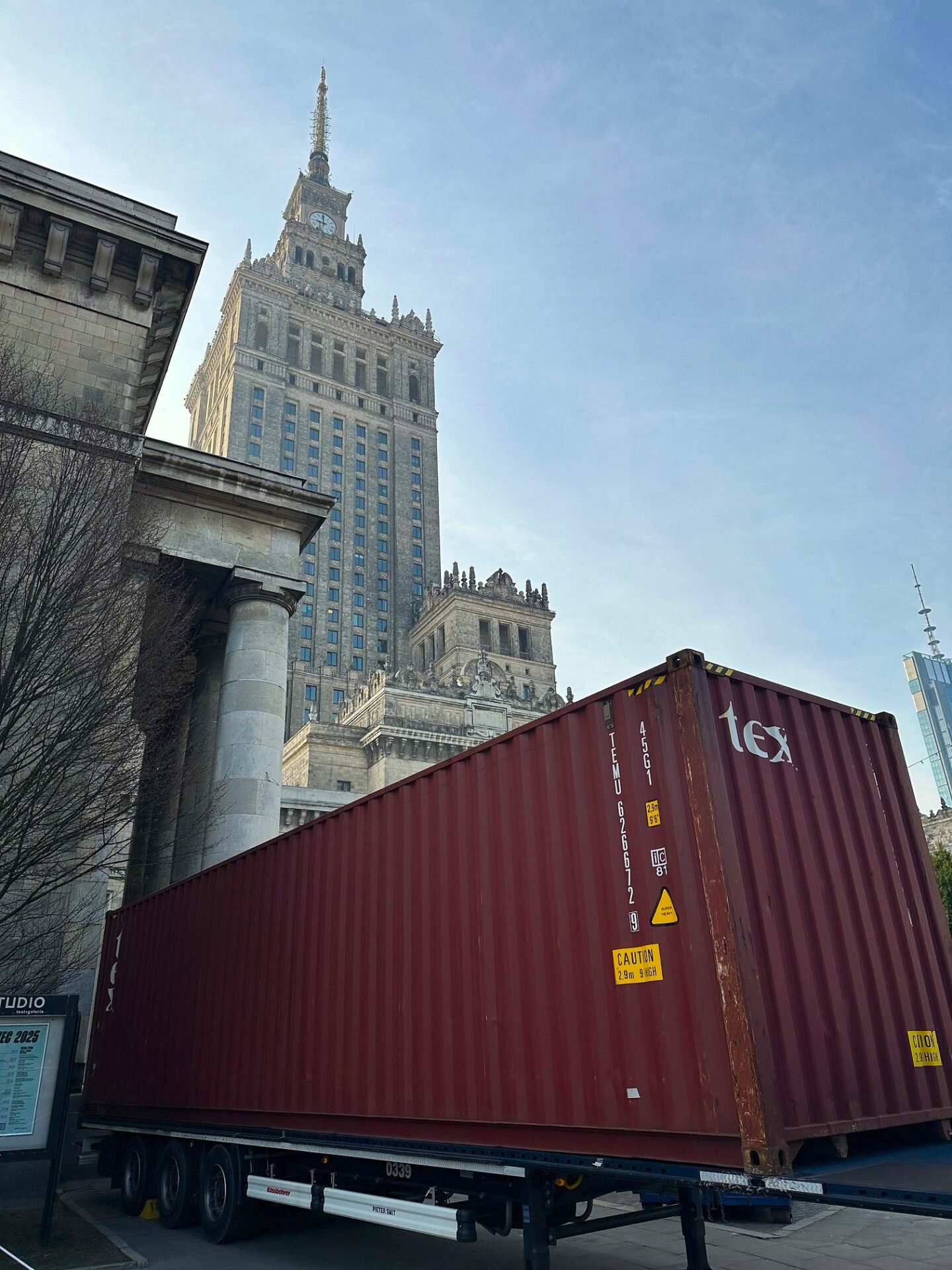 Z serca Warszawy na sceny Broadwayu! Za kulisami niezwykłego transportu scenografii
