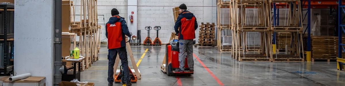 Skład celny czy magazyn czasowego składowania? Różnice, zastosowanie i art. 33a – Porównanie dla Importerów